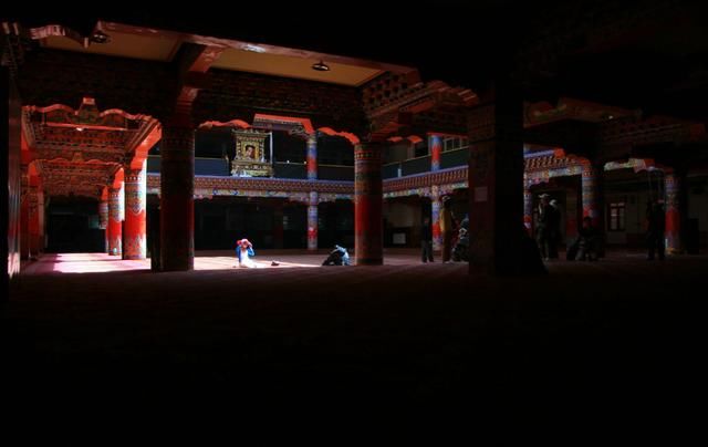 世界最大的藏传佛学院,领略震撼的藏传佛教魅力