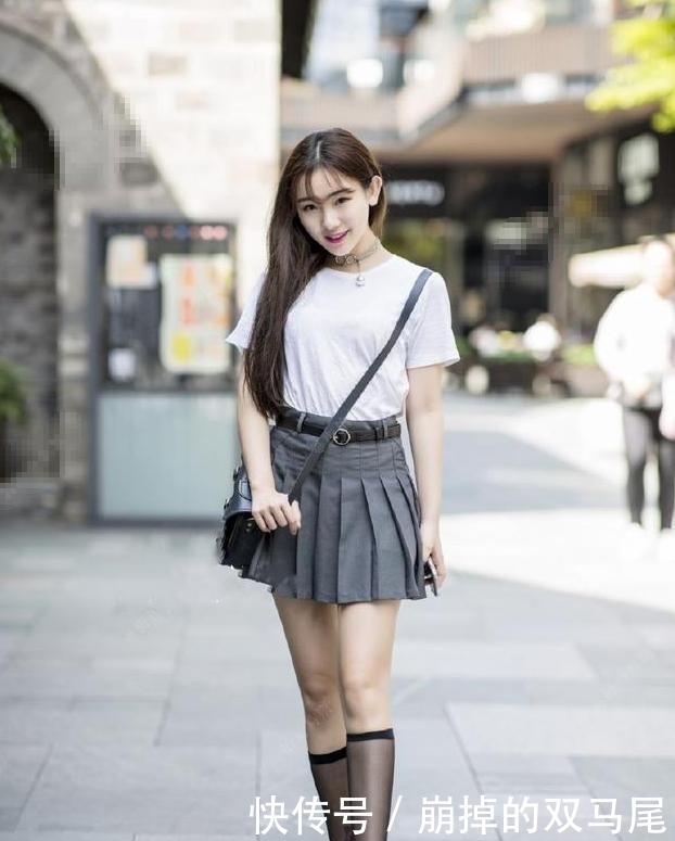『美女』路人街拍,简洁的背心搭配六分打底裤,清清爽爽