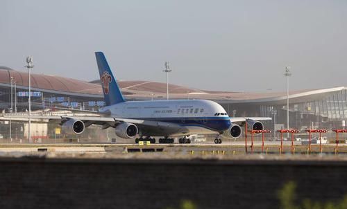  #起飞#国际机场正式投运 首架航班顺利起飞