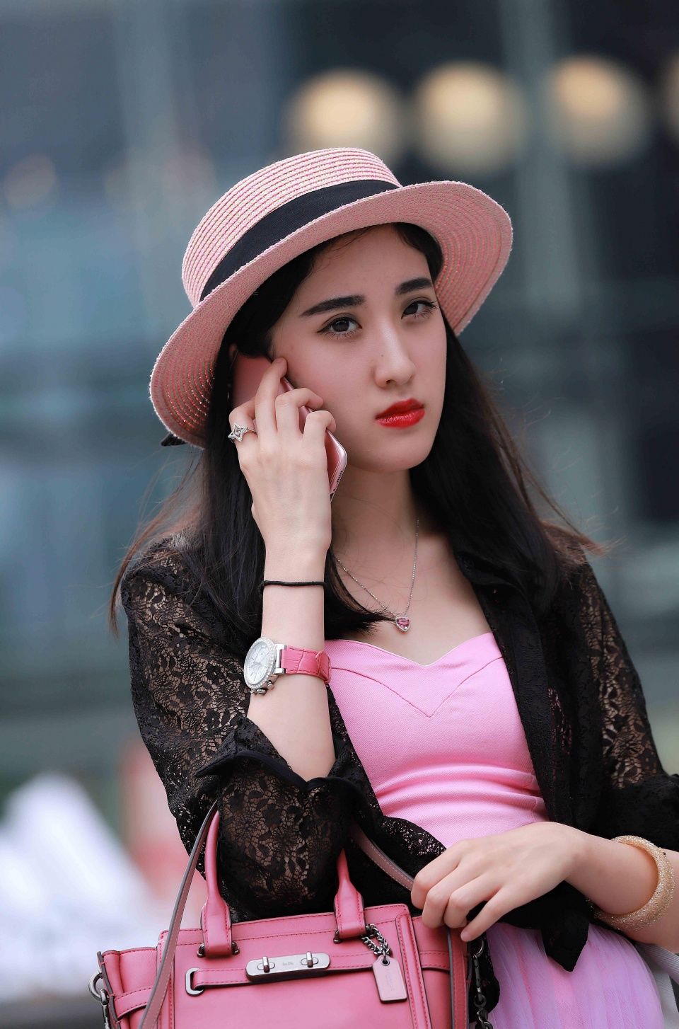 街拍:流行在上个世纪风格的端庄美女现身三里屯,时尚又复古