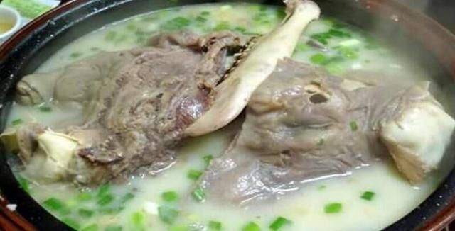这家羊肉汤店火爆18年,生意好时日卖40只羊,白