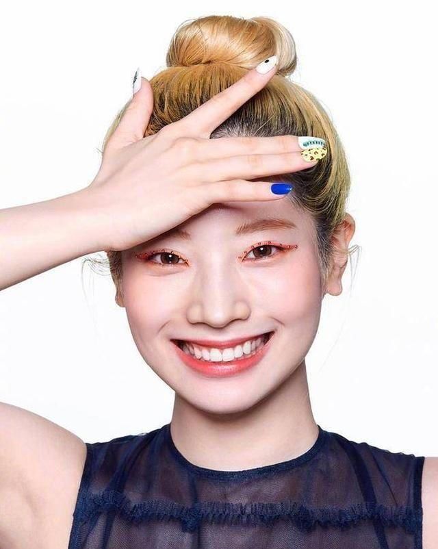  TWICE■TWICE组合画报，“九人九色”韩国彩妆魅力，显青春年华少女气息