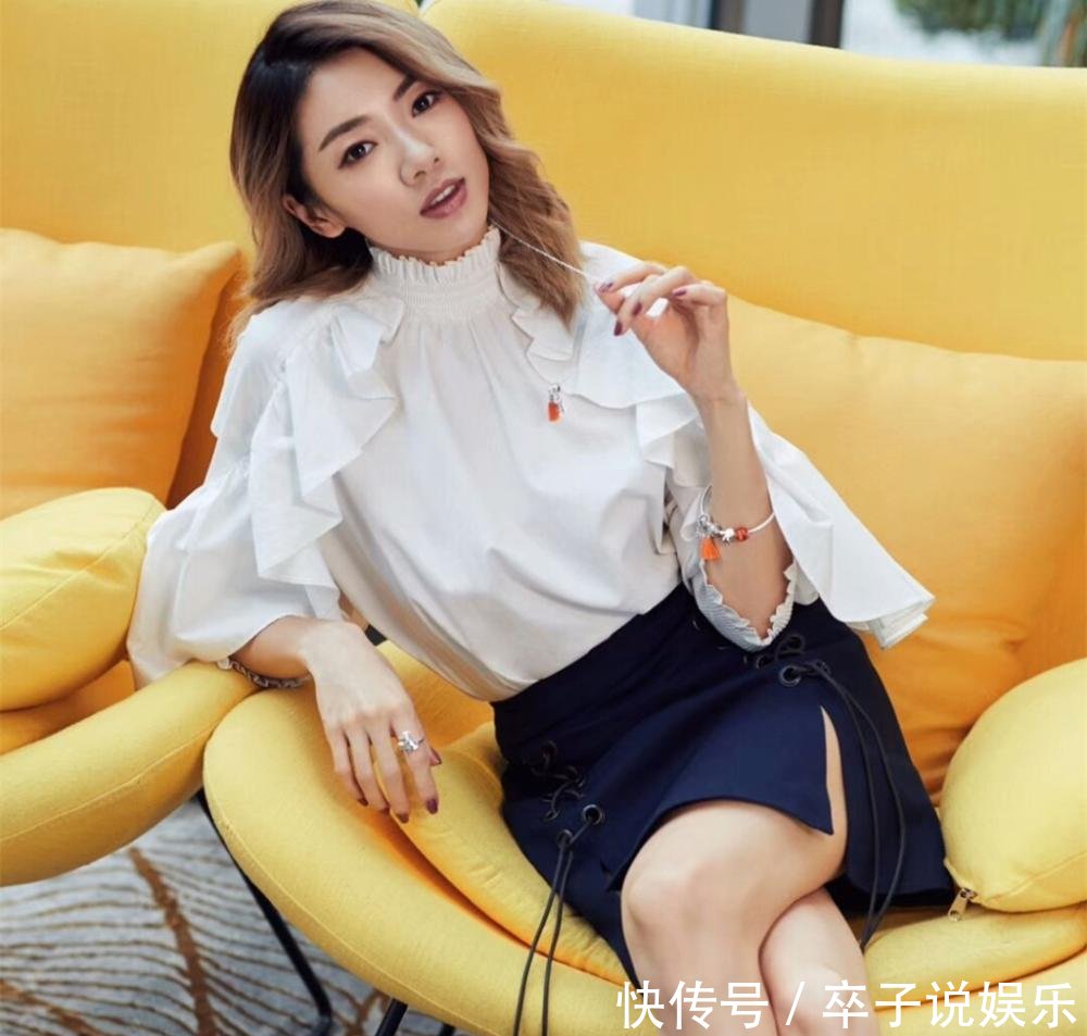 程晓玥现身机场, 巴掌大的短裤也敢穿出门, 可看到她的鞋我沉默了