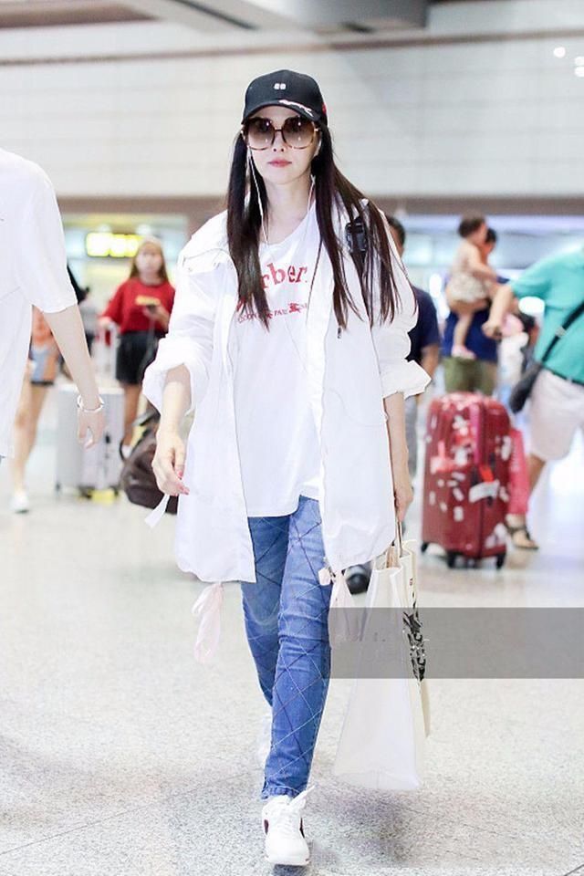 49岁伊能静穿T恤搭牛仔裤，真的很减龄，可依旧扛不住岁月啊!