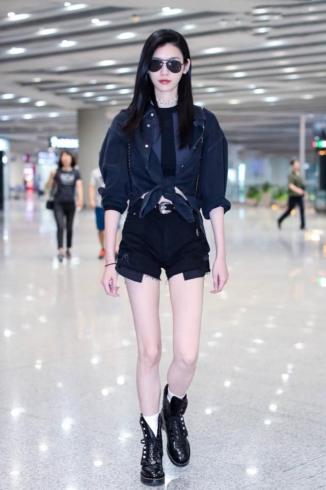 奚梦瑶机场又作妖, 穿的短裤都到大腿根了, 口袋露了一大截!