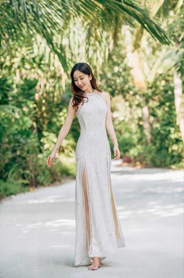 娄艺潇玩下衣失踪，但“烂”的热裤和衬衣配上素颜显得毫无气质！