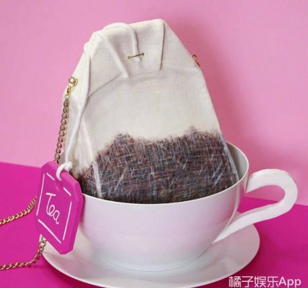 设计师■LadyGaga五花肉套装见过吗?还有方便面链条包,穿着都能去涮火锅了
