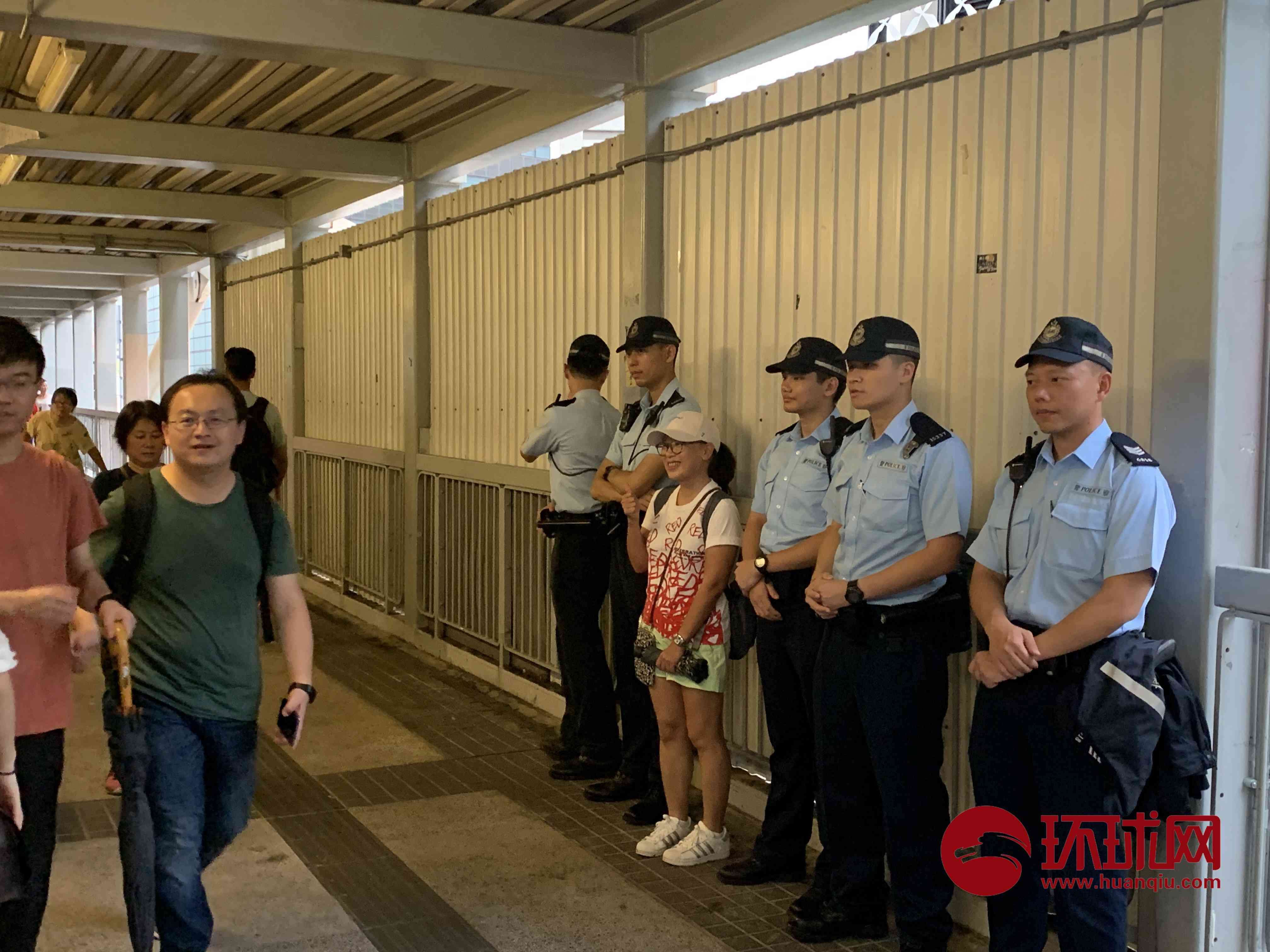 香港“反暴力、救香港”大集会结束，民众与执勤警察合影