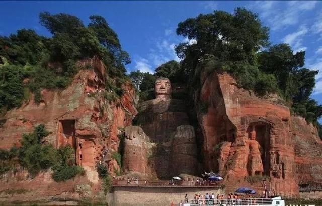 历经1300年的乐山大佛离奇破肚，网友：被人众给气的！