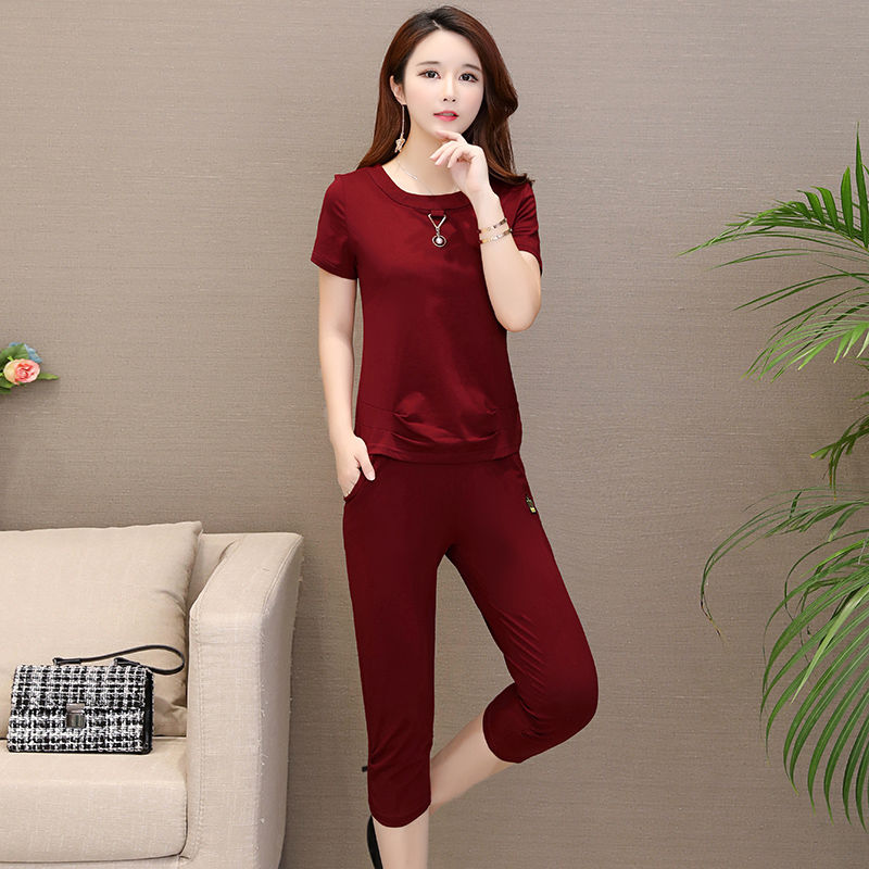 女人运动服要修身，傲人身姿，曲线撩人，彰显魔鬼身材，显气质