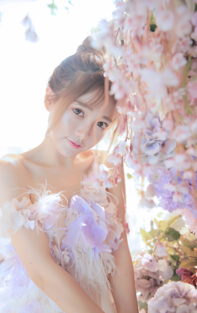 丸子头女孩性感抹胸裙写真