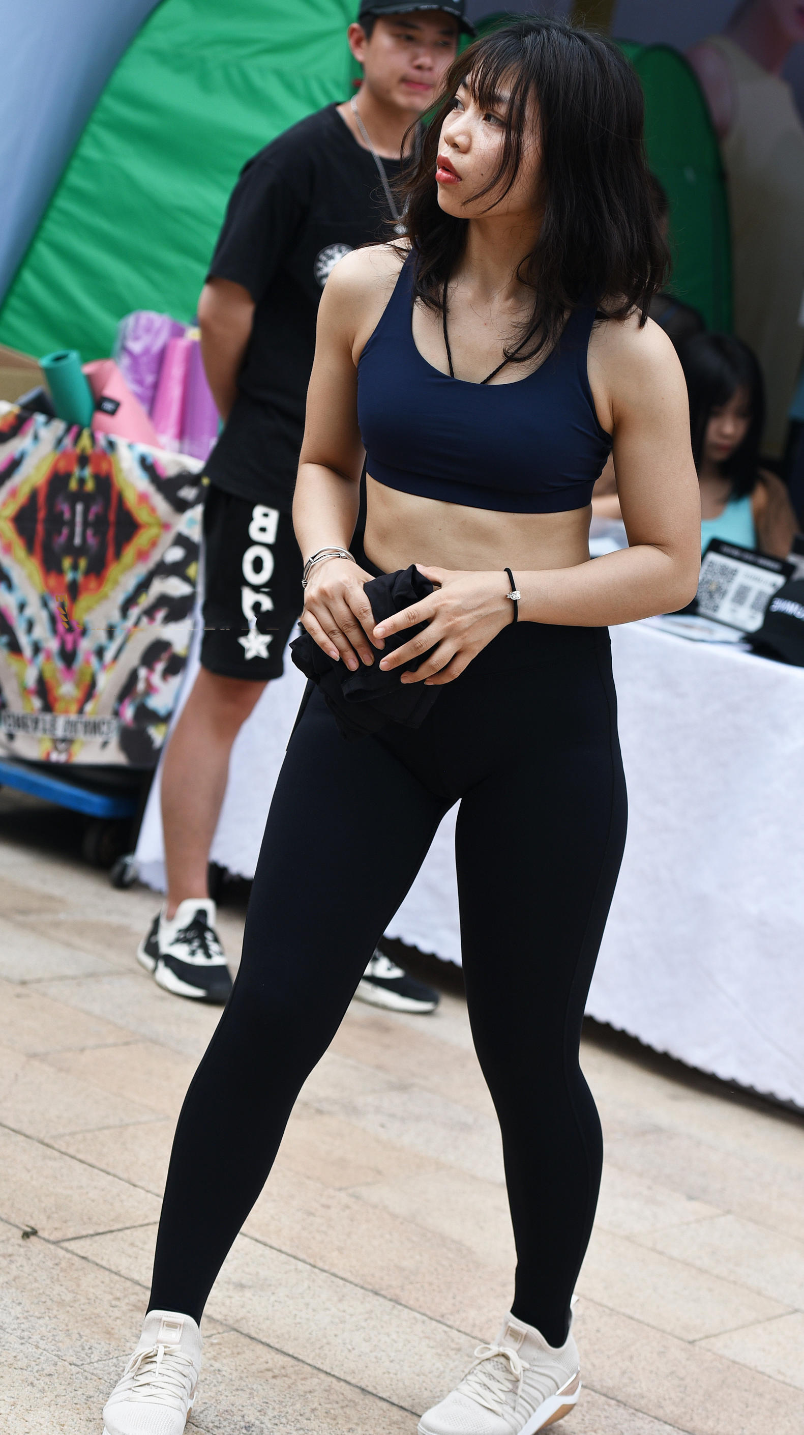 气质小姐姐紧身裤勾勒出丰腴翘臀，刚买的裤子就这么穿走了，很霸