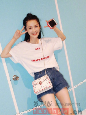 清新甜美的女生丸子头 好看的人都在扎这款发型