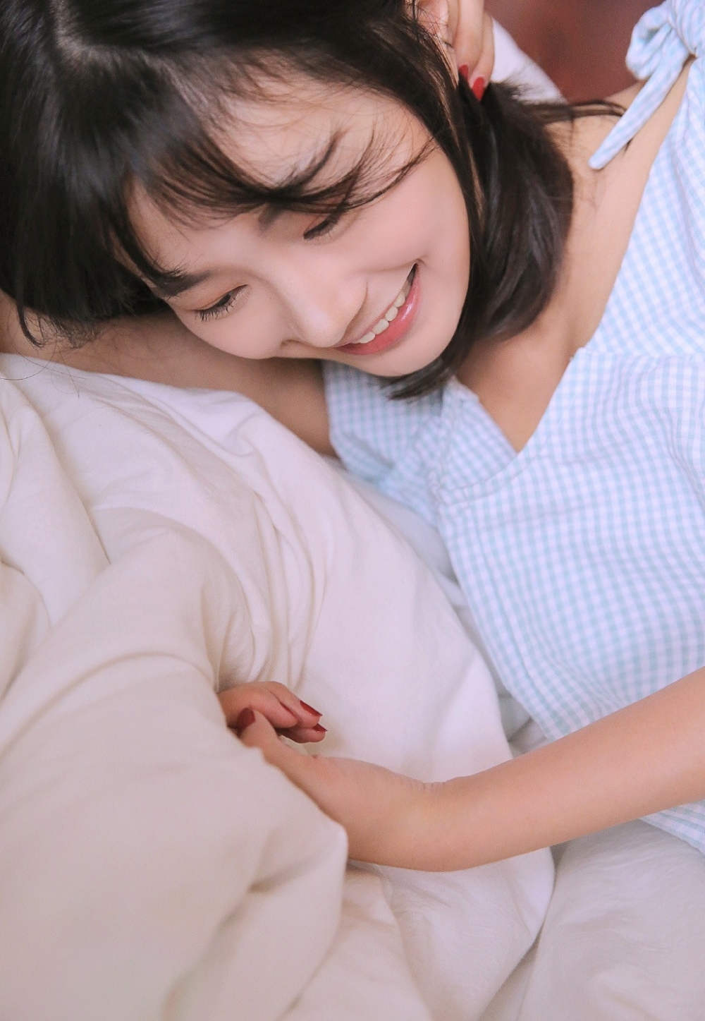 日系白嫩甜美少女香肩美腿小清新写真：我希望爱情可以长长久久