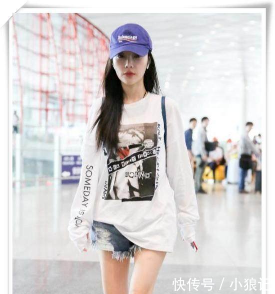 李小璐终于开始穿短裤秀腿了，网友发黑的双膝暴露了太多秘密！