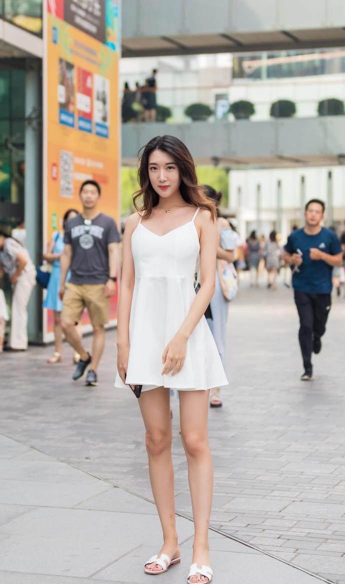 街拍: 图二超短裙的美女和图三热裤的美女,你更喜欢哪一个呢?