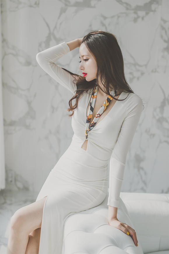 红唇美女李妍静紧身长裙完美曲线写真