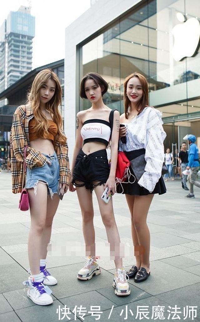 【连体】路人街拍,美女穿了一条连体长裤,看着就很凉爽