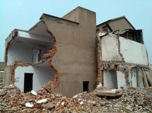  「拆除」住了搬迁房，就要拆除旧宅子，老农叹息：现在退还来得