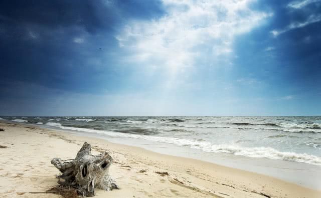 我国边境线上的三个湖泊，曾经都是我国内湖，现在和邻国各占一半