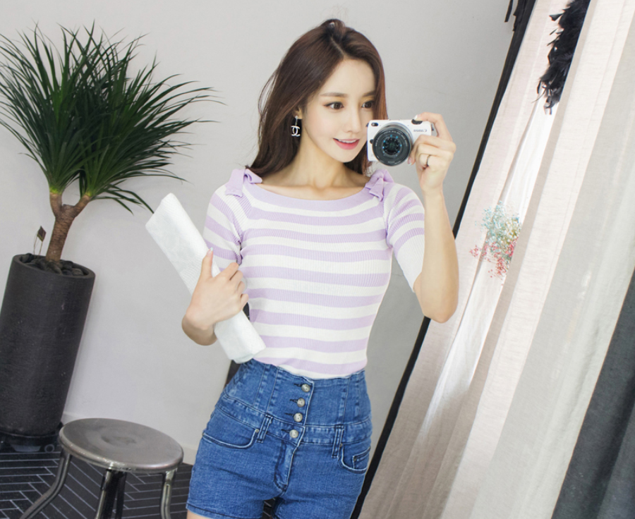 时尚街拍：身材丰盈精致的热裤美女秀出姣好身段，十分耀眼夺目!