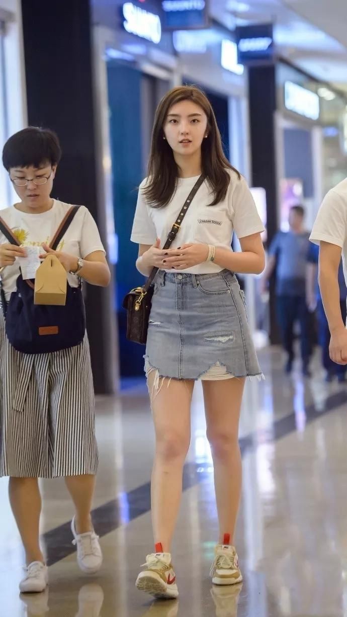 街拍:靓丽时尚的性感都市气质美女