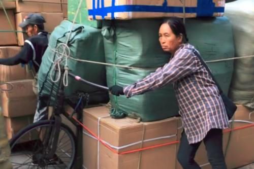  商品：中越边境，看看越南人是怎样把中国商品带回去的，场面太