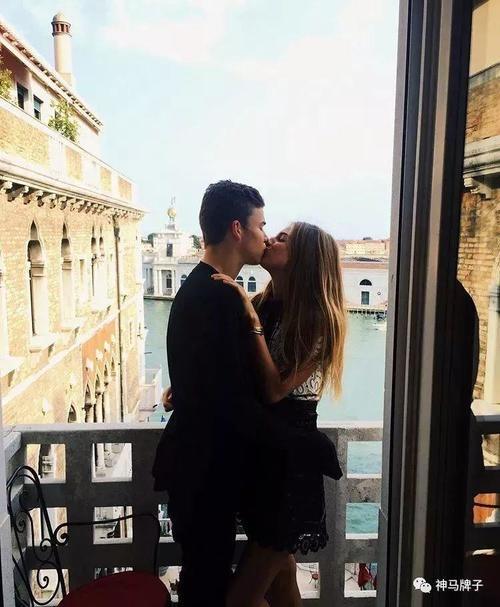 19岁德国公主很任性:晒性感比基尼照,做鬼脸比中指爱马仕背不停