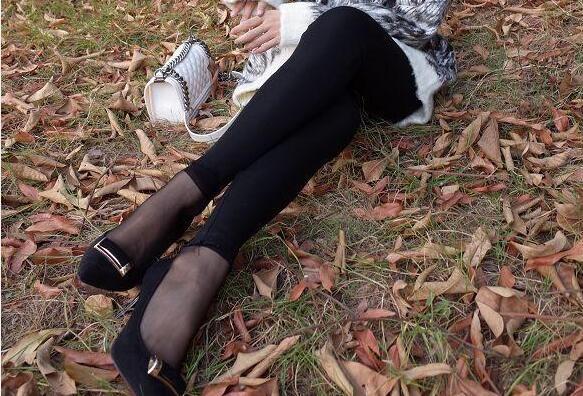 简约高雅的细脚高跟鞋，穿出女人性感的美腿，展现女人妩媚气质