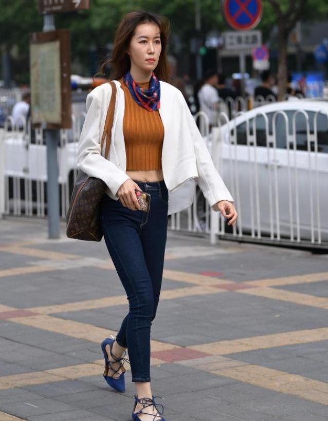 美女■美女街拍身材完美的小姐姐,时尚穿搭,散发出个性魅力