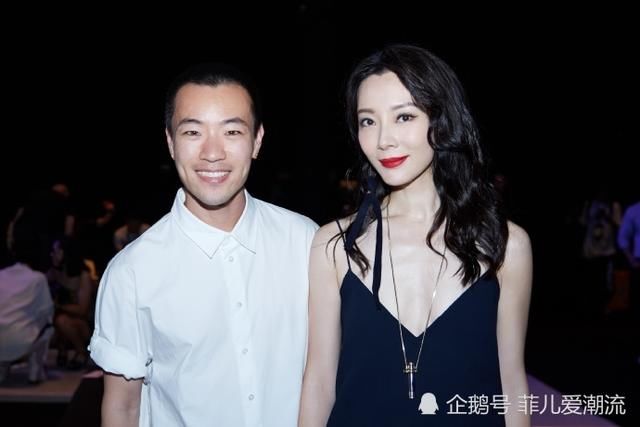 41岁陈数太惊艳了!穿吊带背心时髦到炸,果然气质才是高级的美!