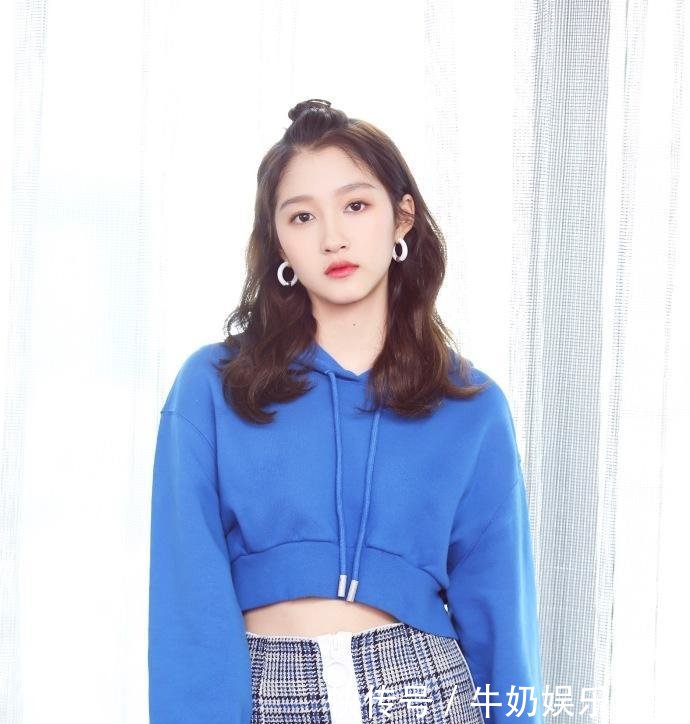 身高172的关晓彤, 一旦秀起腿来挡都挡不住, 裙子都提到胸了!