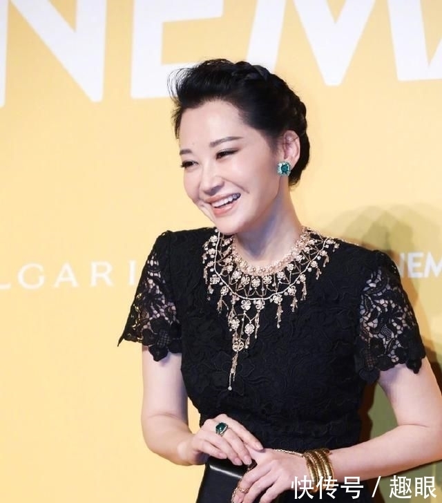 「 优雅」黑色蕾丝长裙秀身材,半百的年纪20岁身材,50岁许晴再次惊艳众人