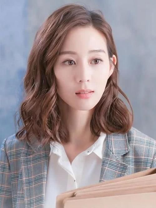  『女人』40岁以上的女人别随便烫头发，3款简约好看的发型，让你年轻5岁