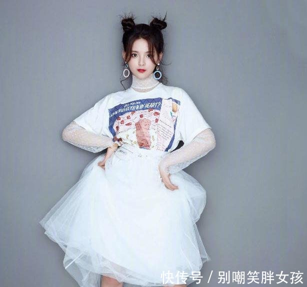 32岁江疏影现身, 粉衣粉裙里穿蕾丝, 美成少女示范!