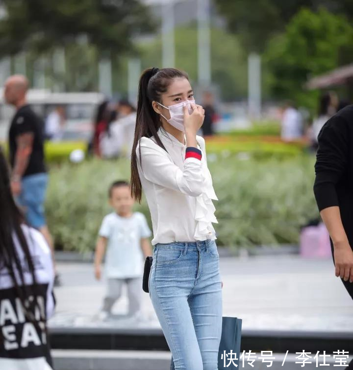 扎马尾的小姐姐穿紧身牛仔裤秀出青春与时尚,口罩也遮不住她的美