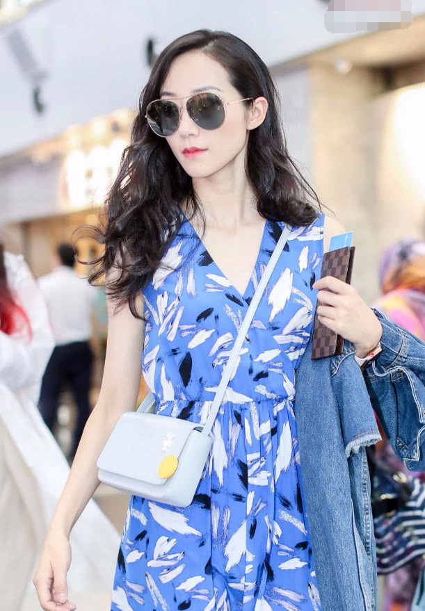 韩雪现身机场，邪魅一笑简直帅炸，没想到女神也能如此霸道总裁！