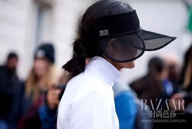 撑伞嫌费劲?时髦女防晒都选择戴这顶洋气的帽子!