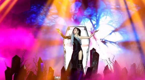 张靓颖为显腿长，穿高开叉长裙搭过膝长靴，却没想到气场更强了！