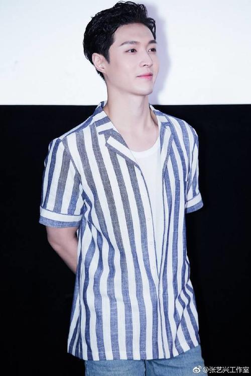 27岁张艺兴走出国门纪念经典，西装领结俊俏十足，网友：闷声干大