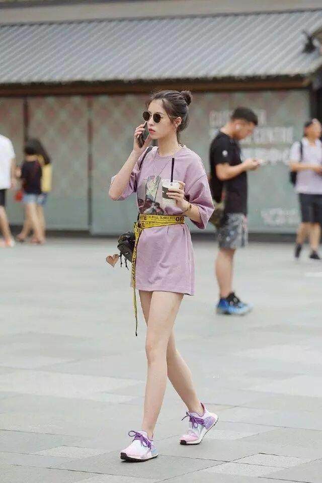 街拍: 图4双胞胎都想和你约会, 你会选择左边的还是右边的呢