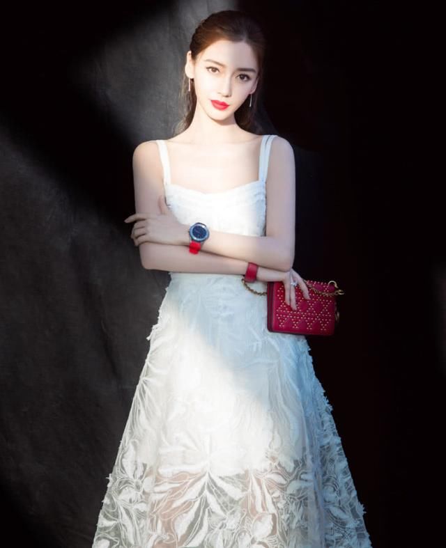 杨颖和章泽天同穿白裙，相差4岁气质大不同，明星跟豪门的区别！