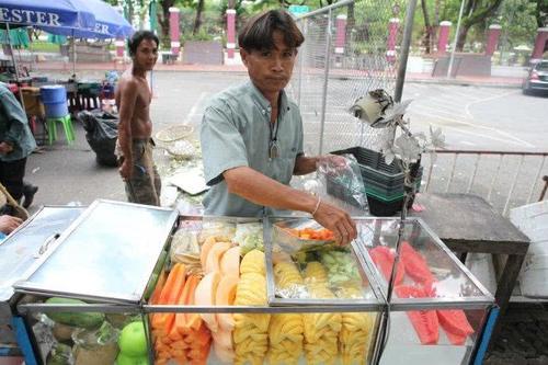 中国游客在泰国买2个榴莲，结账时懵了：怎么这么便宜？