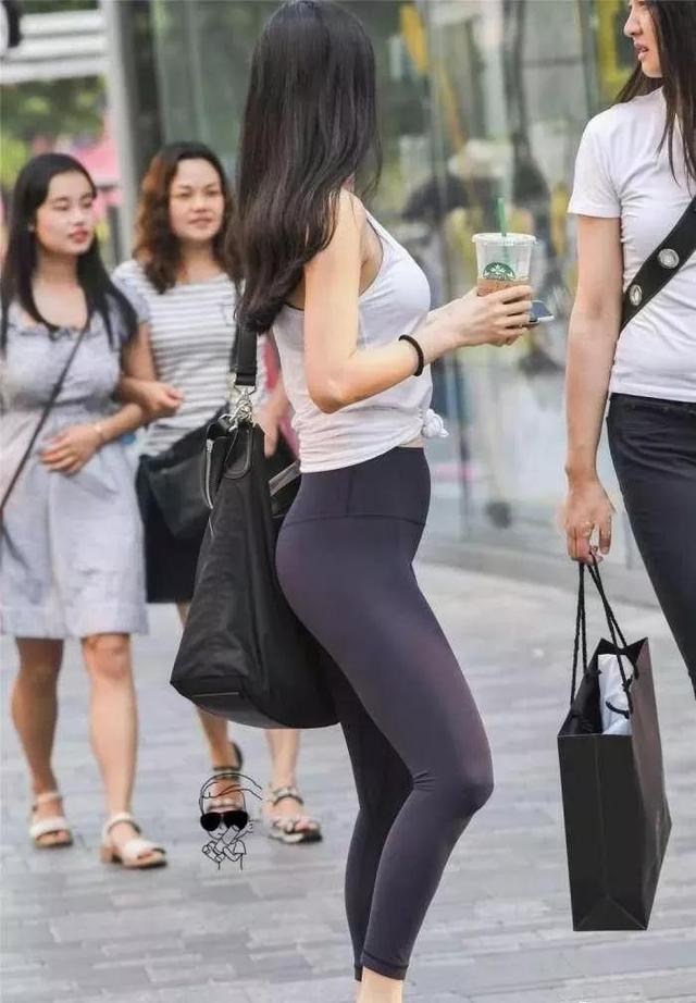 气质小姐姐黑色紧身裤，长发飘飘，气质优雅恬静，让人眼前一亮。