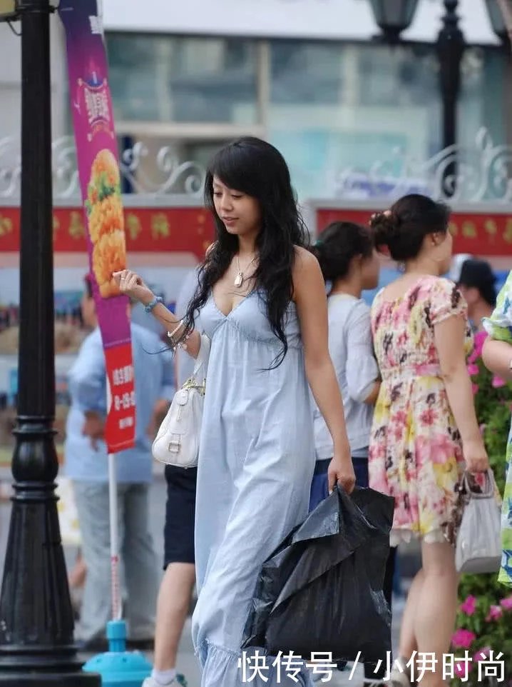 样貌出众的小姐姐，深V连衣裙下秀完美事业线