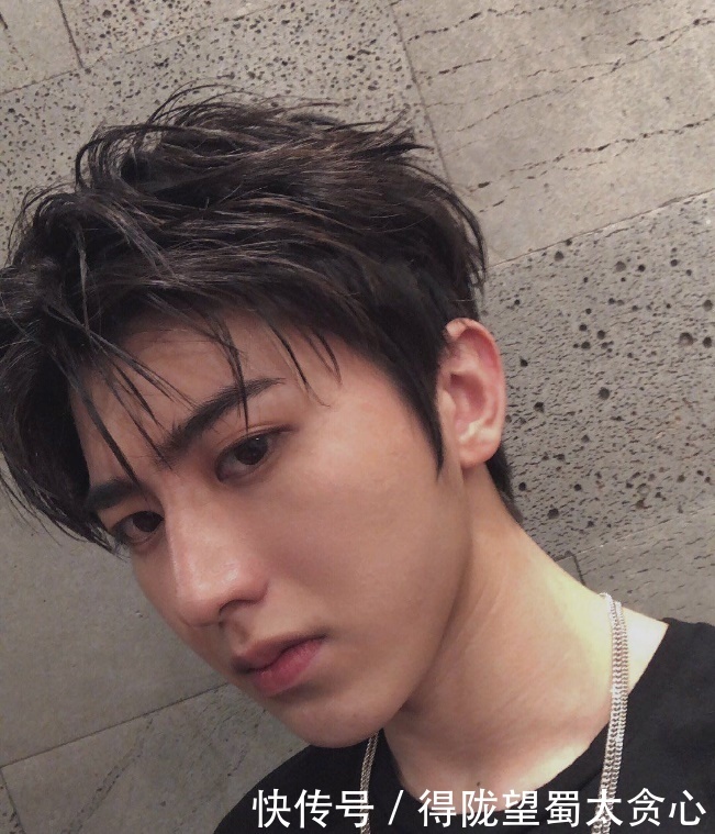  蔡徐坤：蔡徐坤网晒素颜自拍，被粉丝吐槽没洗头，删除胡茬自拍照