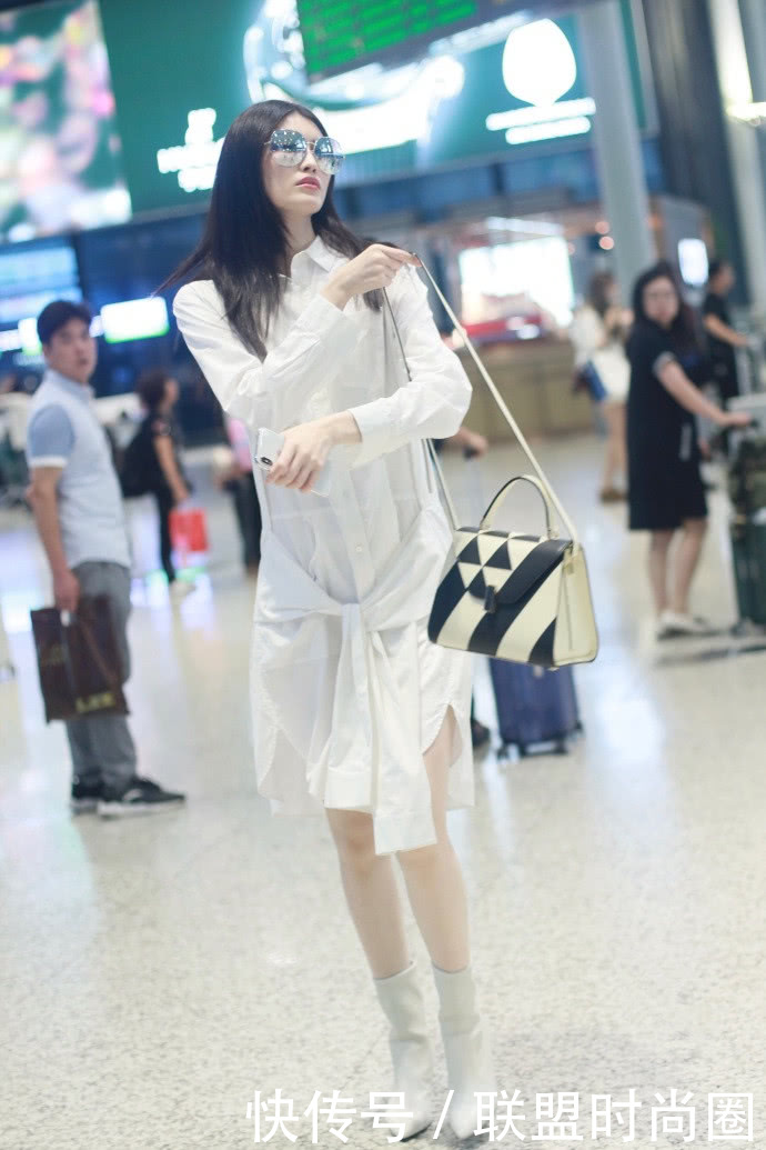 何穗穿件睡裙去机场，不想却被“胸骨”抢镜，网友：太瘦了！