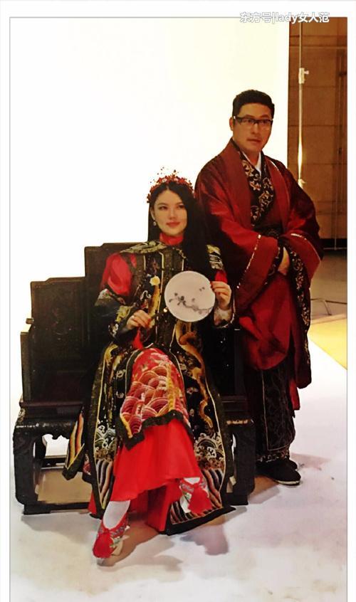 李湘穿长裙录制节目，裙子却遭网友嘲讽：有钱人，全身都是珠宝