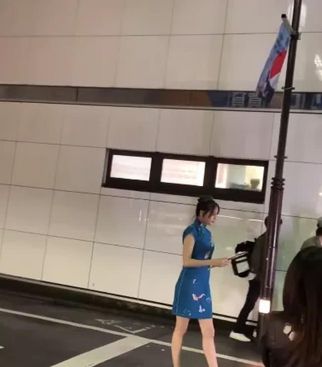 「抓拍」热巴穿旗袍拍广告,路人抓拍生图腿型太夸张,确定27岁