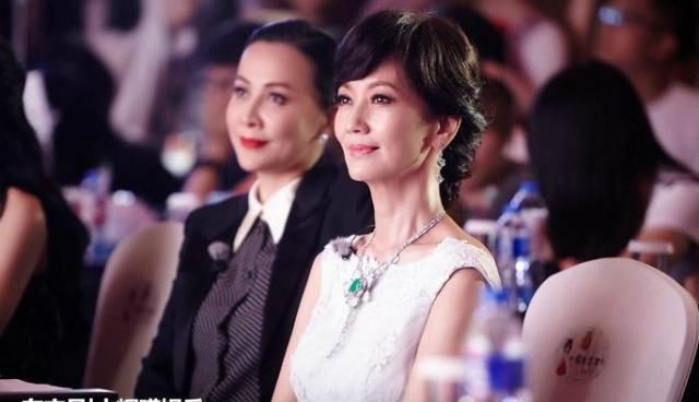  「气质」赵雅芝针织衫配过膝靴，时髦感不输杨幂，谁能想到她已经65岁了